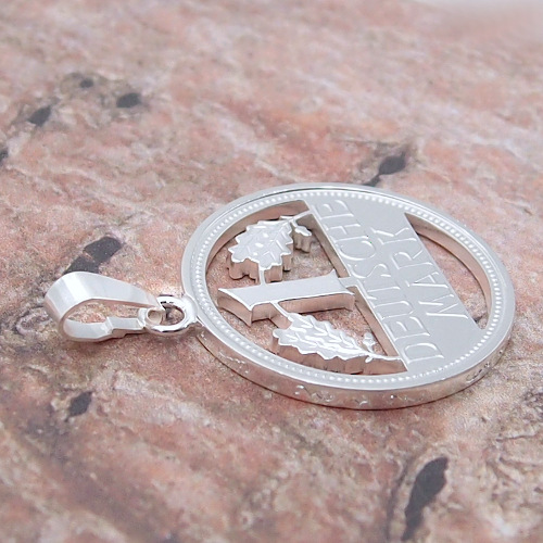 Detailbild versilberter Anhänger aus einer ausgesägten 1-Deutsche-Mark Münze Deutschland Eichenlaub