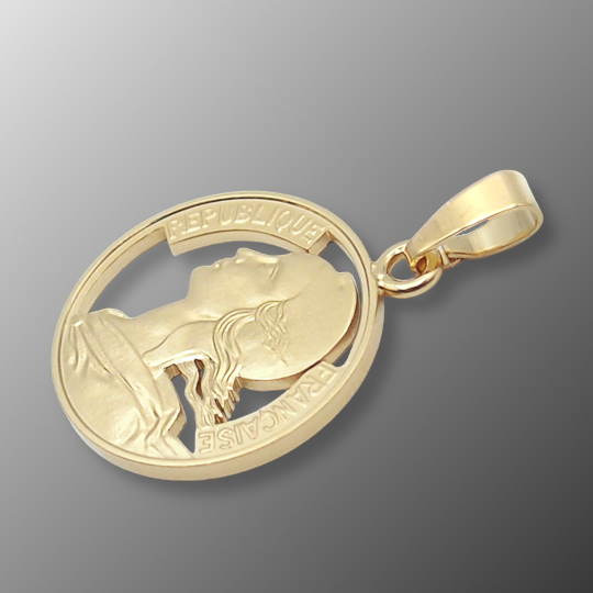 Detailbild vergoldeter Anhänger aus einer ausgesägten 10-Centimes Münze Frankreich Marianne