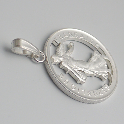 Detailbild versilberter Anhänger aus einer ausgesägten 5 Francs Münze Frankreich Säerin