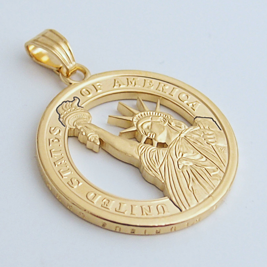 Detailbild vergoldeter Anhänger aus einer ausgesägten Präsidenten Dollar Münze USA Freiheitsstatue